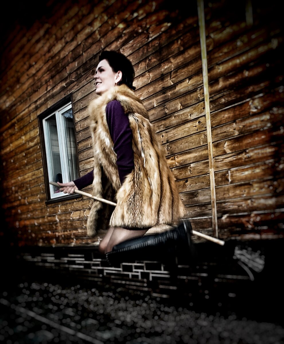 Метла многофункциональное средство: в зависимости от того как её использовать))) Уборка он Лайн площадок от лишнего сора лишнее тому доказательство