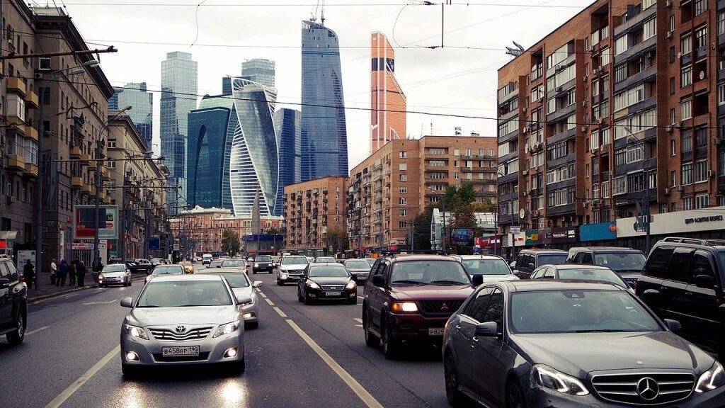     Автомобили в Москве. Источник: commons.wikimedia.org Автор фото: Bezik