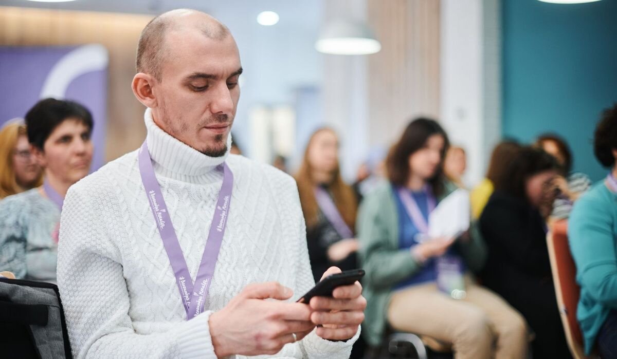     Волонтер. Источник: mos.ru Автор фото: Пресс-служба Мэра и Правительства Москвы