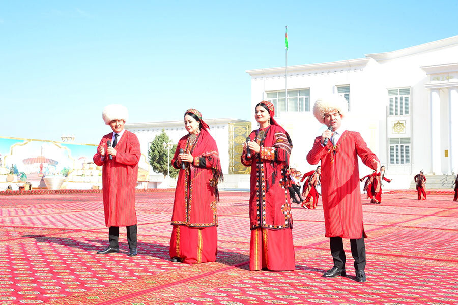 К участию в масштабном форуме, организованном Институтом истории и археологии Академии наук Туркменистана, были приглашены известные историки, археологи, этнографы, востоковеды, именитые профессора и молодые учёные, а также представители музеев из зарубежных стран, в том числе Соединённых Штатов Америки, Российской Федерации, Германии, Турции, Ирана, Пакистана, Азербайджана, Беларуси, Казахстана, Кыргызстана, Узбекистана и др.В рамках пребывания на гостеприимной туркменской земле многочисленные гости приняли участие в состоявшихся накануне торжествах в честь присвоения городу Анау статуса культурной столицы тюркского мира в нынешнем году, а также посетили памятники под открытым небом: древнюю крепость Анау и мечеть Сейита Джемалетдина – знаменитый архитектурный комплекс «Дом красоты» с уникальной изразцовой орнамикой.