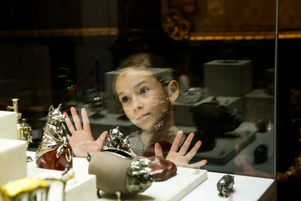 Юная посетительница в Музее Фаберже. Золотая гостиная
