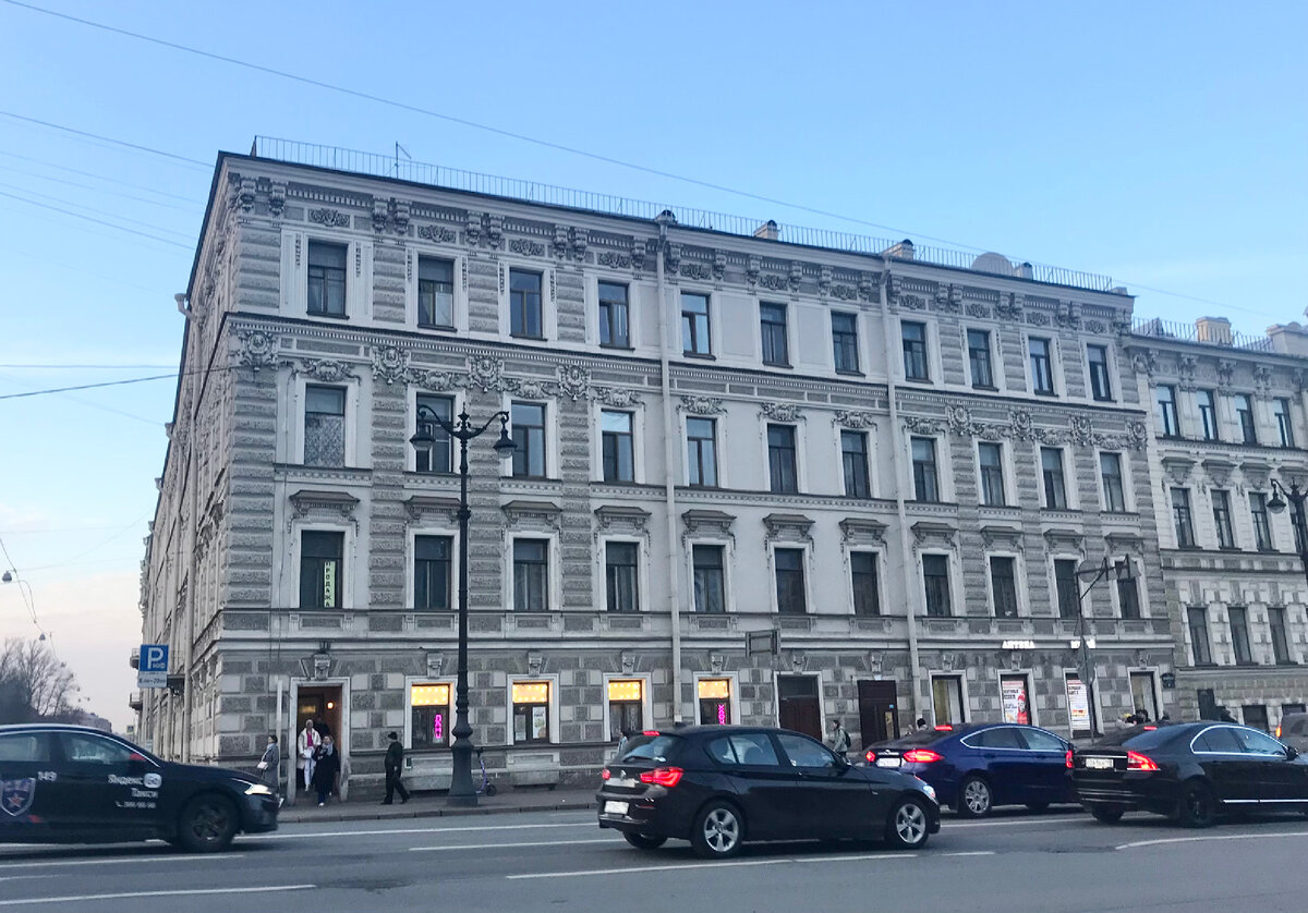 Дом по адресу: улица Декабристов, 27, где находится "блоковская" аптека