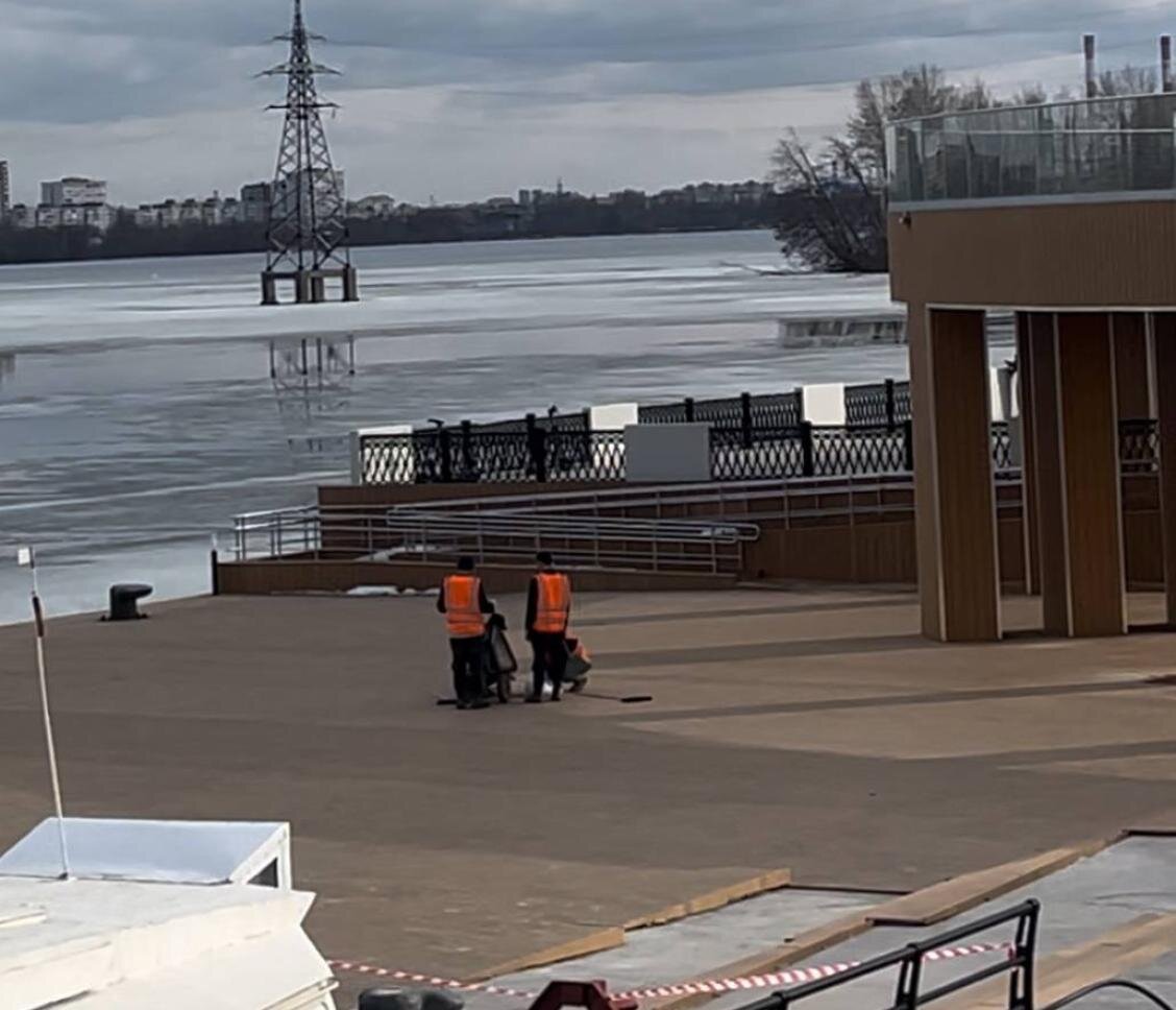 "Бурная деятельность" дворников на Петровской набережной