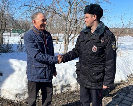 Полицейский вытащил мужчину из ледяной воды