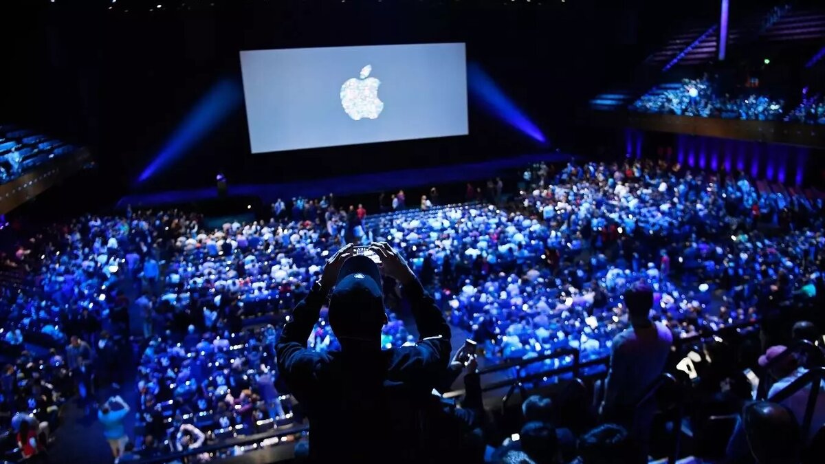     В компании Apple назвали даты проведения ежегодной Всемирной конференции разработчиков. Она пройдет с 10 по 14 июня. На конференции презентуют «умную» версию iOS, созданную на базе искусственного интеллекта. Впрочем, пользователи iPhone встретили эту новость нерадостно. Почему — в материале «НИ».