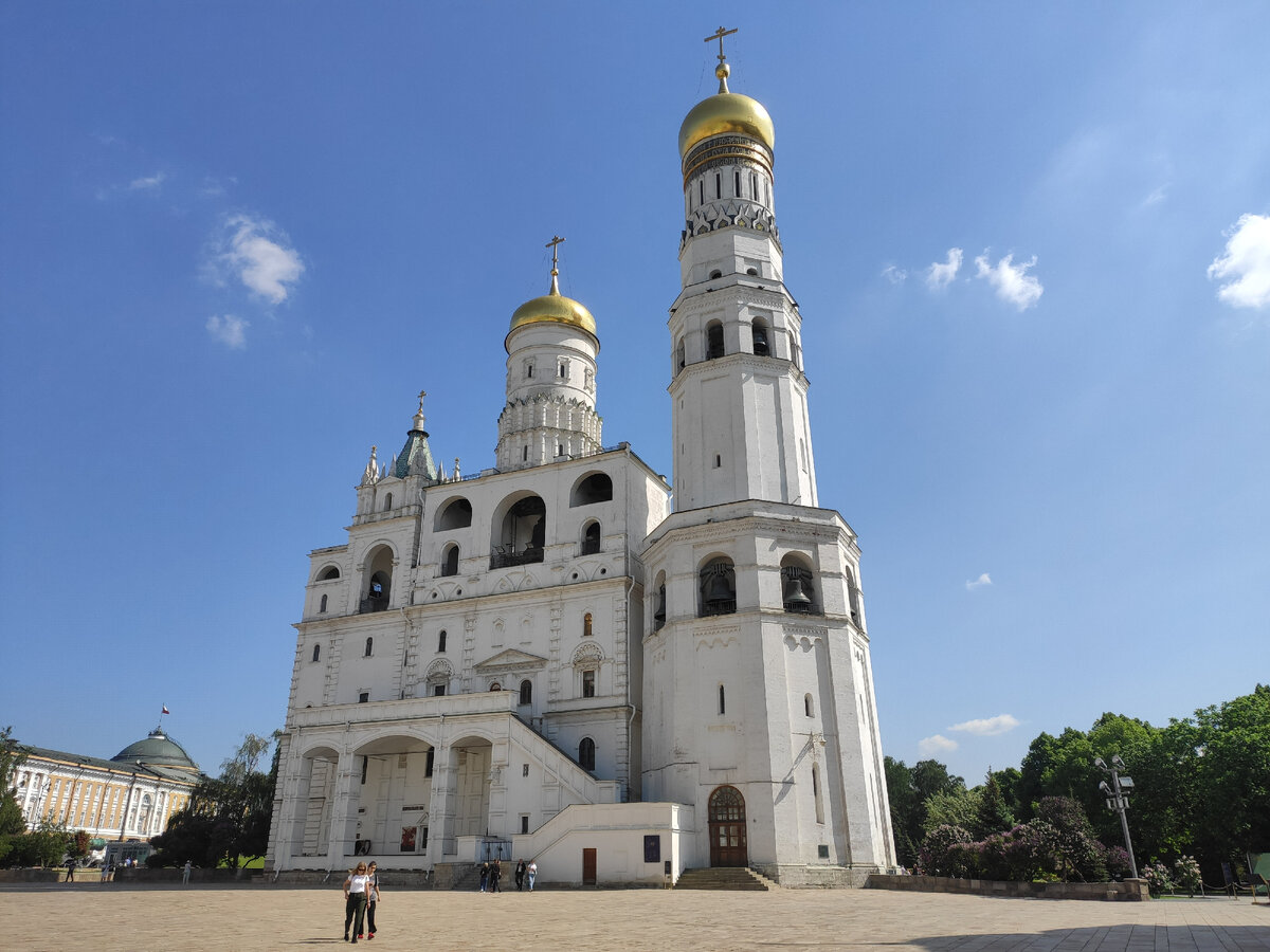 Колокольня Ивана Великого на Соборной площади московского Кремля
