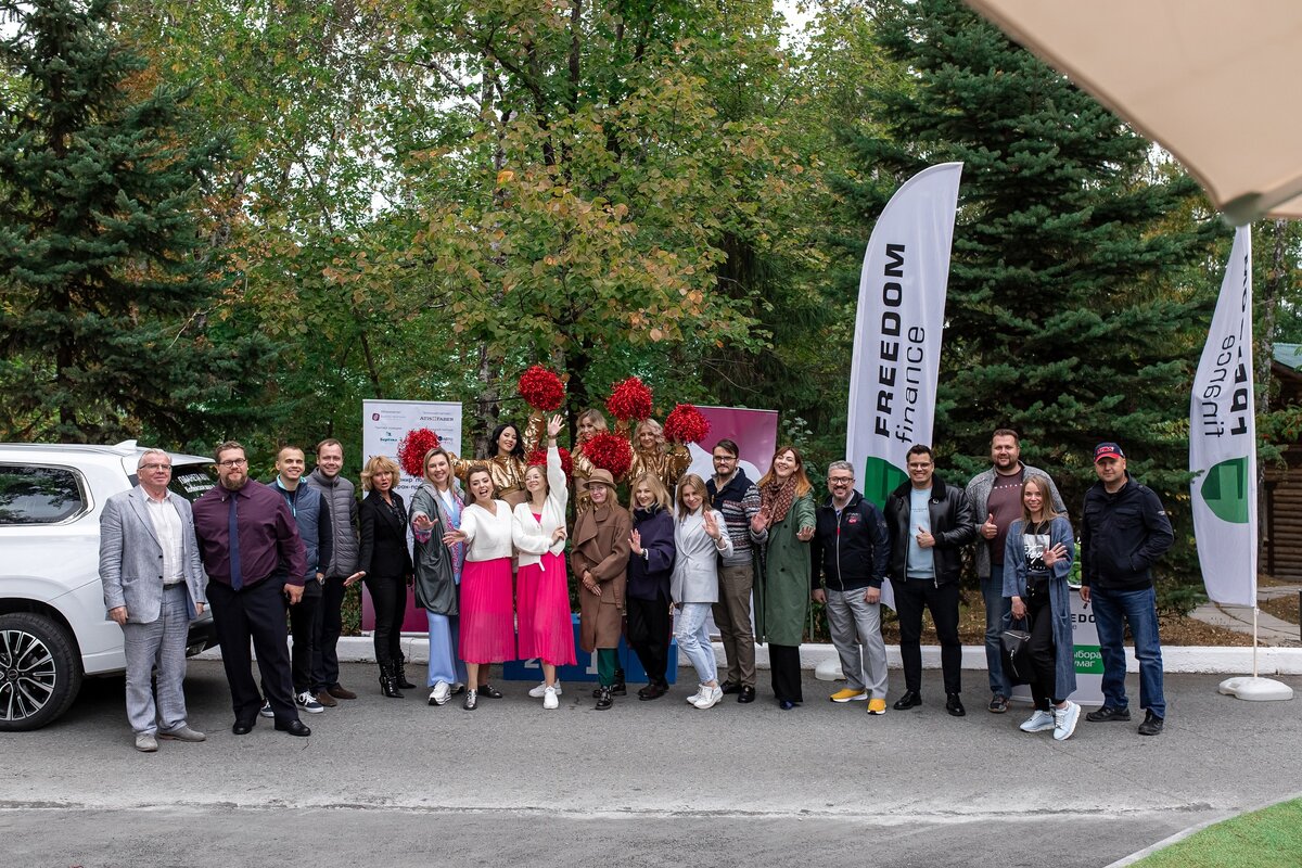 Фотография с бизнес-турнира по большому теннису. 
Организатор: деловое сообщество "Бизнес-малина". 