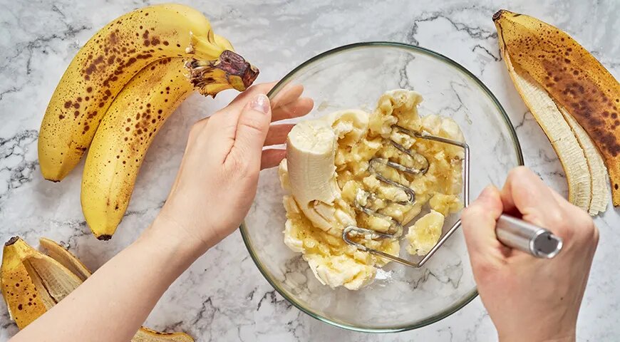 Для блинного теста бананы нужно размять в пюре