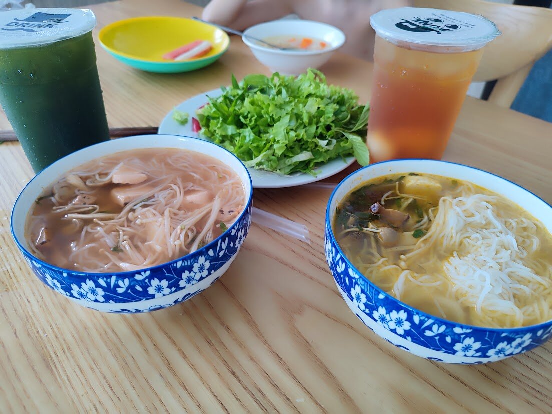 сегодняшний фокус-покус из пакетиков с лапшой, травой и бульоном. 2 блюда и 2 напитка с доставкой обошлись нам в 500 рублей