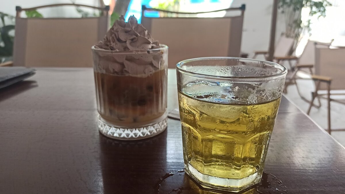 К кофе почти велде приносят бесплатный стакан чая со льдом