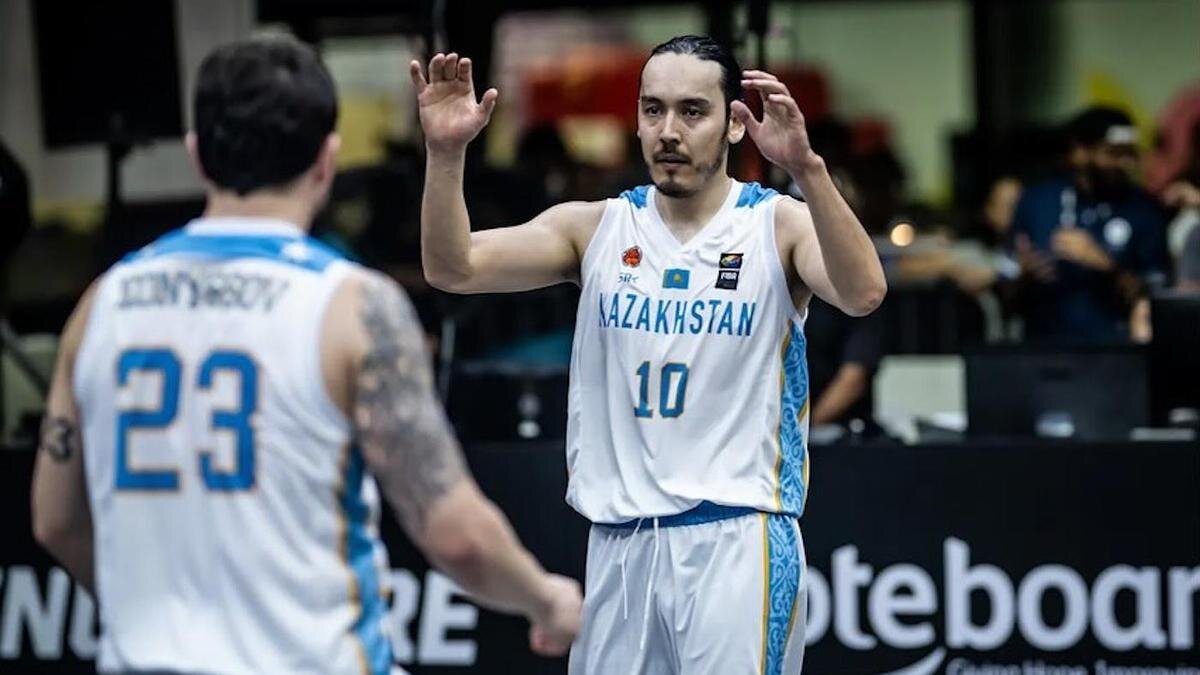    Казахстанский баскетболист Аманжан Мухиденов (справа):Пресс-служба Национальной федерации баскетбола Республики Казахстан