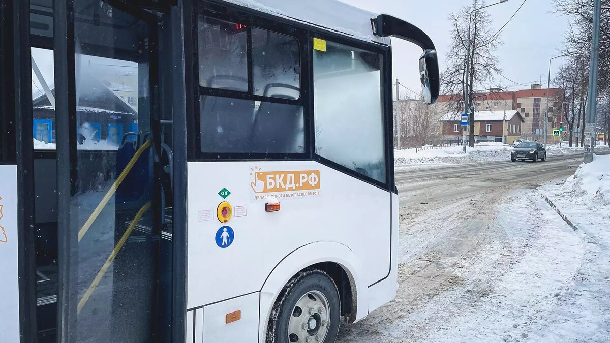     Мужчина не довёз детей до остановки.