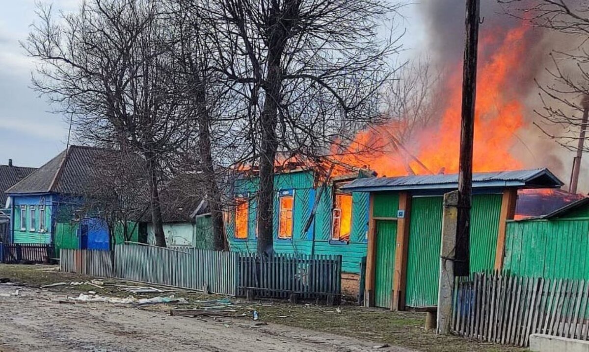    В селе Коровякова в результате обстрела ВСУ загорелся дом