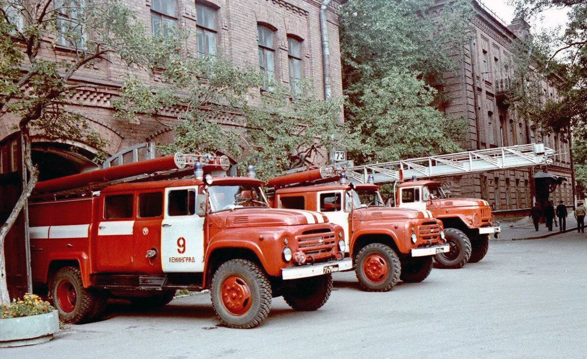 АЦ-40(130)-63А, АНР-40(130)-127А , АЛ-30(131)-Л21, Ленинград, 9 СВПЧ, Васильевский остров, 1981 год. Фотография © Архив Владимира Фиглева