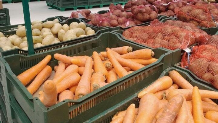 около продуктовые. выкладка фруктов в магазине. около доставка продуктов. курьер около. около доставляем продукты.