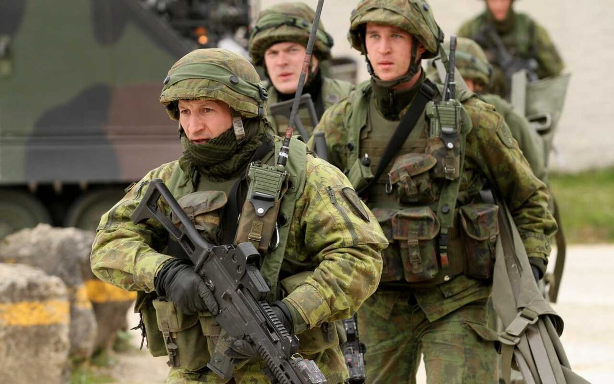 фото взято с https://yandex.ru/images/search?from=tabbar&img_url=https%3A%2F%2Fimg.goodfon.ru%2Foriginal%2F5184x3456%2F6%2Fef%2Fg36-g-36-soldier-tank-armored-weapon-gun-rifle-seifuku.jpg&lr=56&pos=29&rpt=simage&text=%D0%B2%D0%BE%D0%B5%D0%BD%D0%BD%D1%8B%D0%B5%20%D1%80%D0%BE%D1%81%D1%81%D0%B8%D0%B8