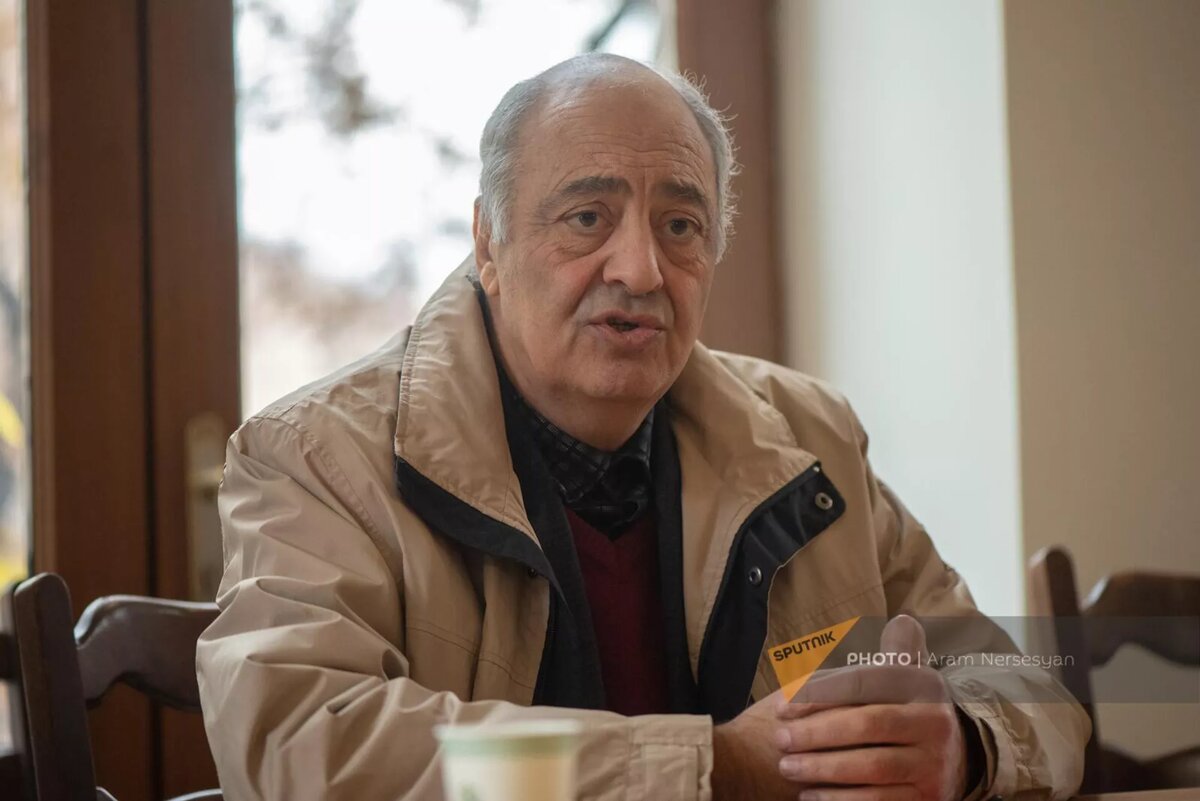 Авторы армения. Hovhannes grigoryan. Армянский писатель автор ран армении. Армянский автор. Гурген яникян.