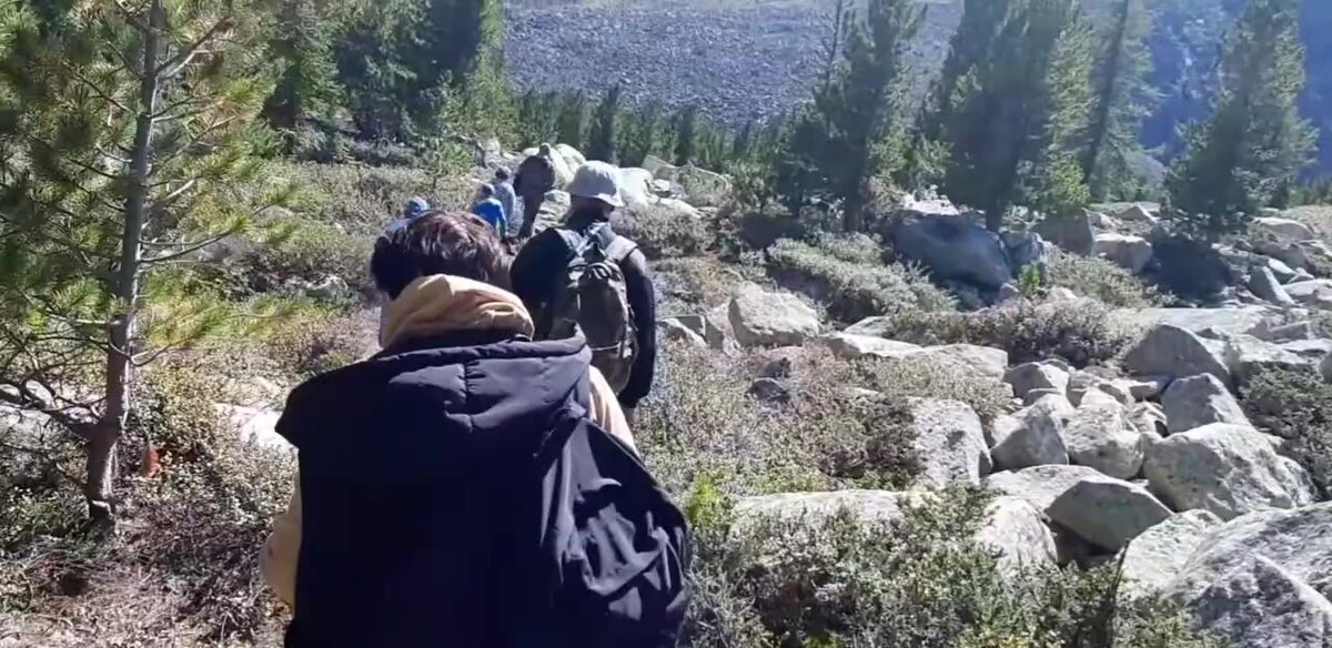 После выгрузки из машины нам нужно было минут 15 идти по тропе и скакать с волуна на волун..