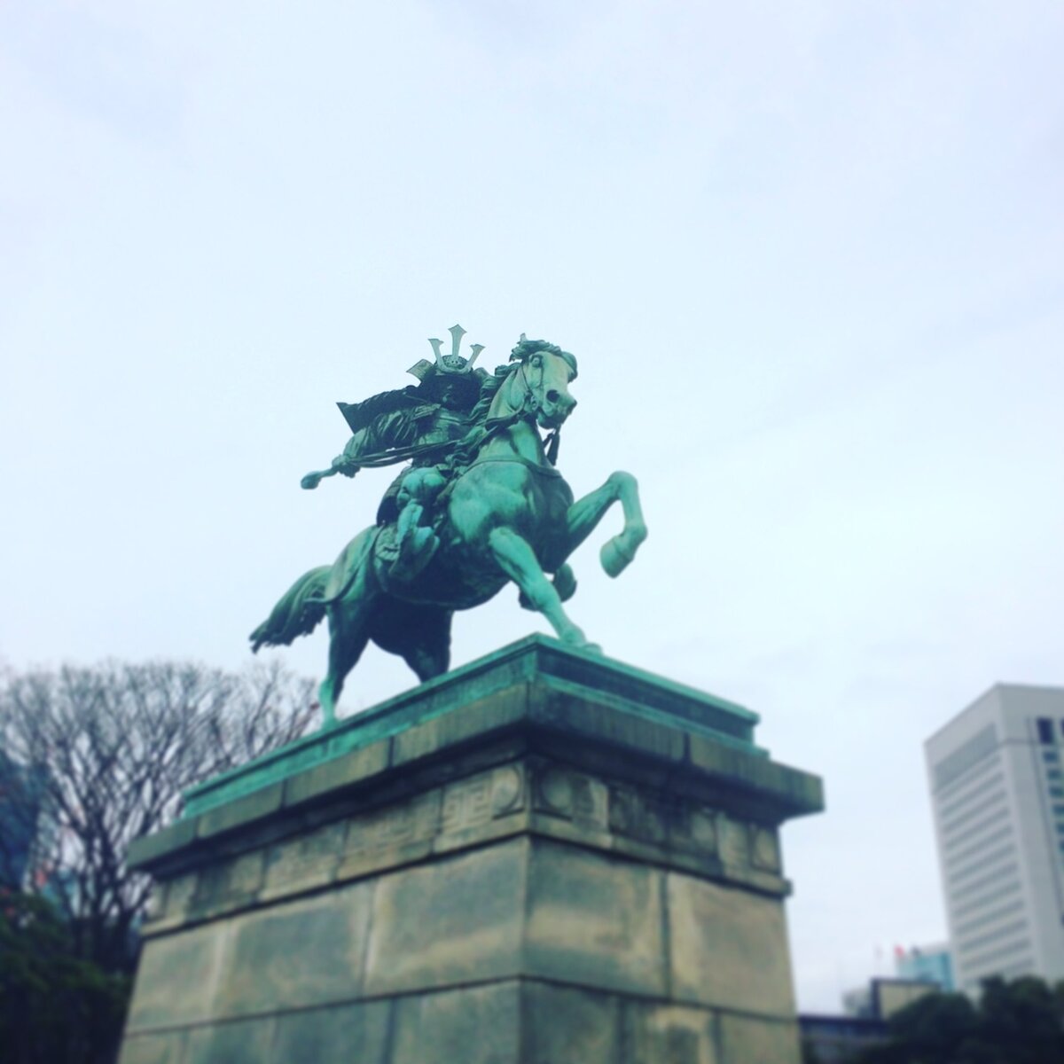 Статуя полководца Кусуноки Масасигэ.