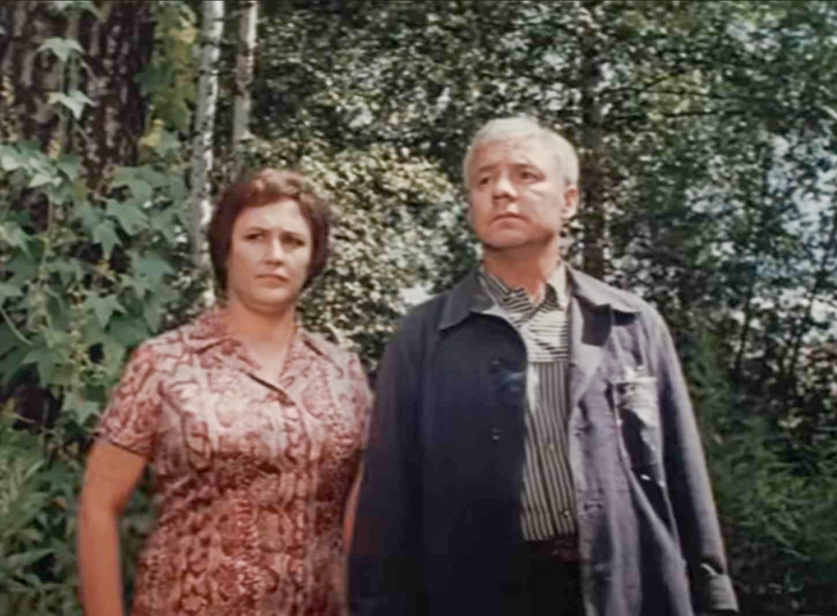 Кадр из фильма "Семья Ивановых". Нонна Мордюкова в роли Марии Ивановой и Николай Рыбников в роли Ивана Иванова