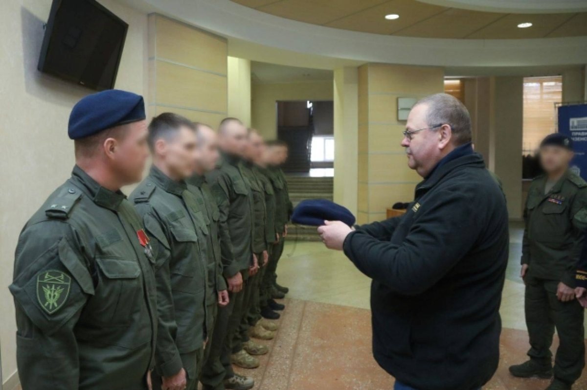    Мельниченко вручил береты бойцам специального отряда «Агат»