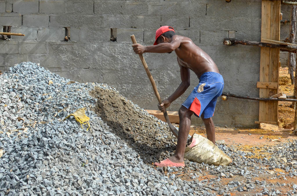 2. Хлопцы комплектуют мешки из под цемента нужными ингредиентами.