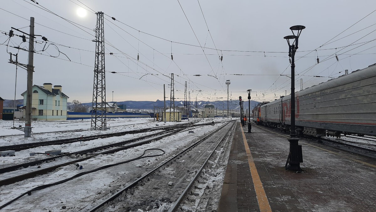 Вид на Саяны с платформы Красноярского вокзала