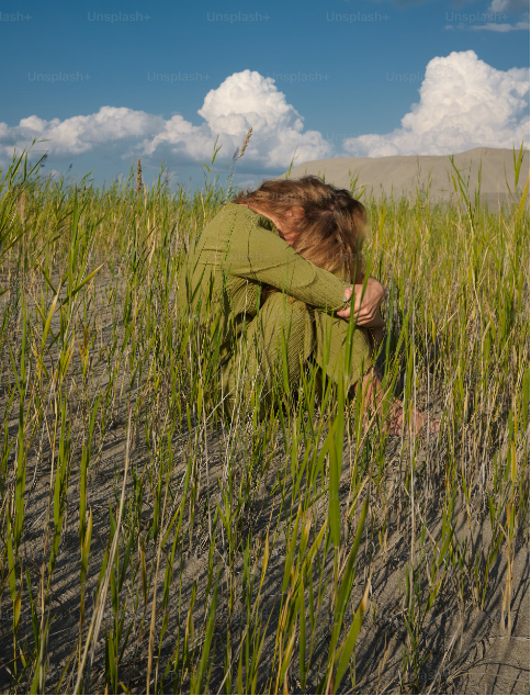 Источник: https://unsplash.com/photos/a-woman-kneeling-down-in-a-field-of-tall-grass-Iq4Ax5V8CBI