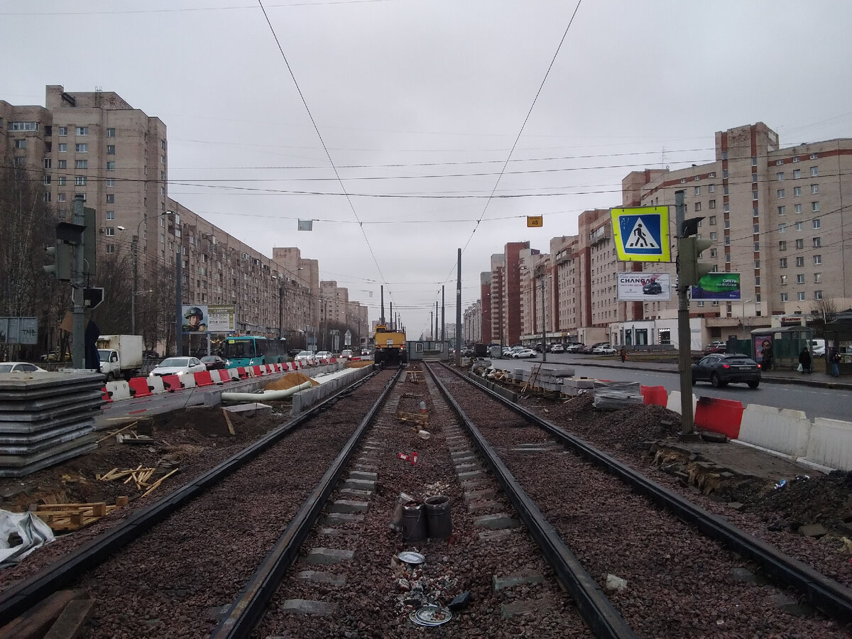 Здесь уже уложили рельсы и строят новую платформу