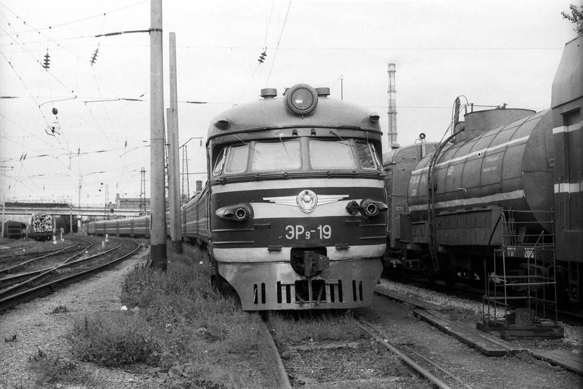 ЭР9-19 Красноярск, депо Красноярск (ТЧПРИГ-8), 1991 год. Фотография © Л.С. Сватиков