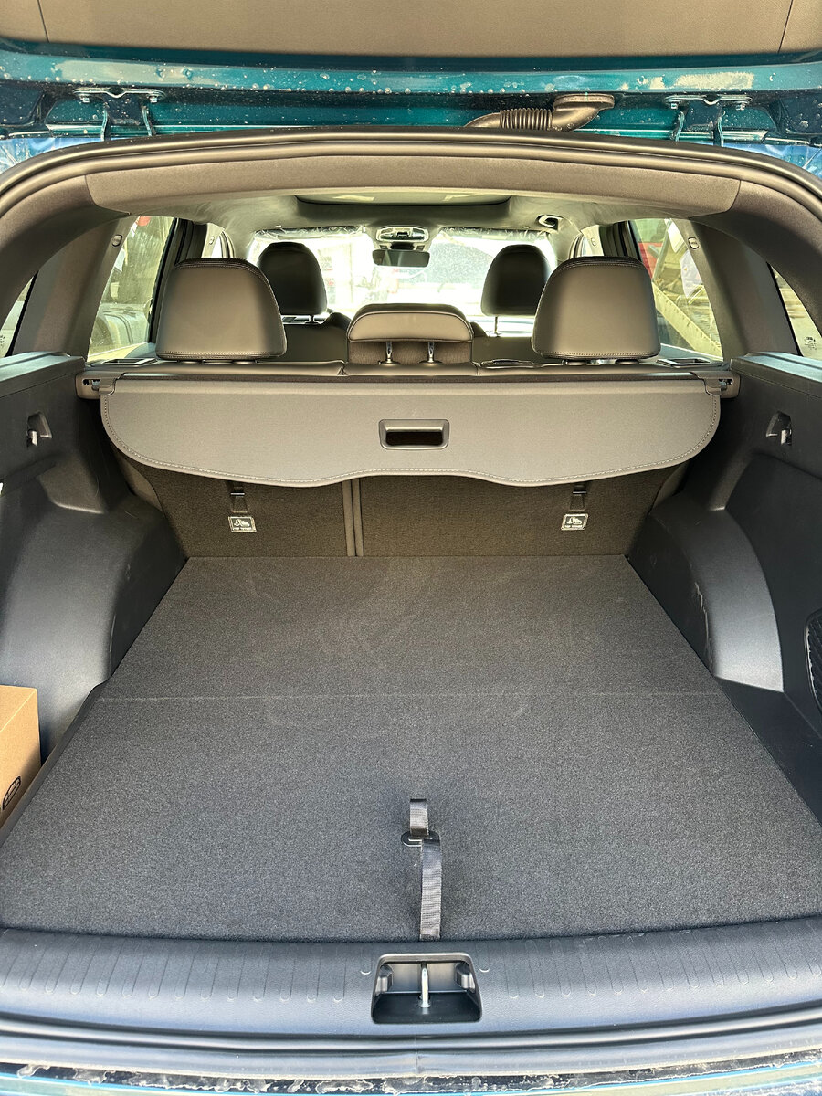 В комплектности Монжаро есть шторка ! 