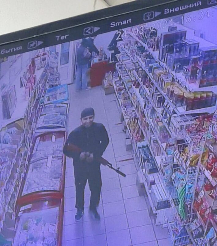    Улыбающийся мигрант пришёл с автоматом в магазин.