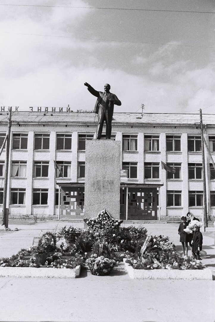 Четвёртая школа в Урае в прошлом веке. Фото с официального сайта Школы №4 Урая.