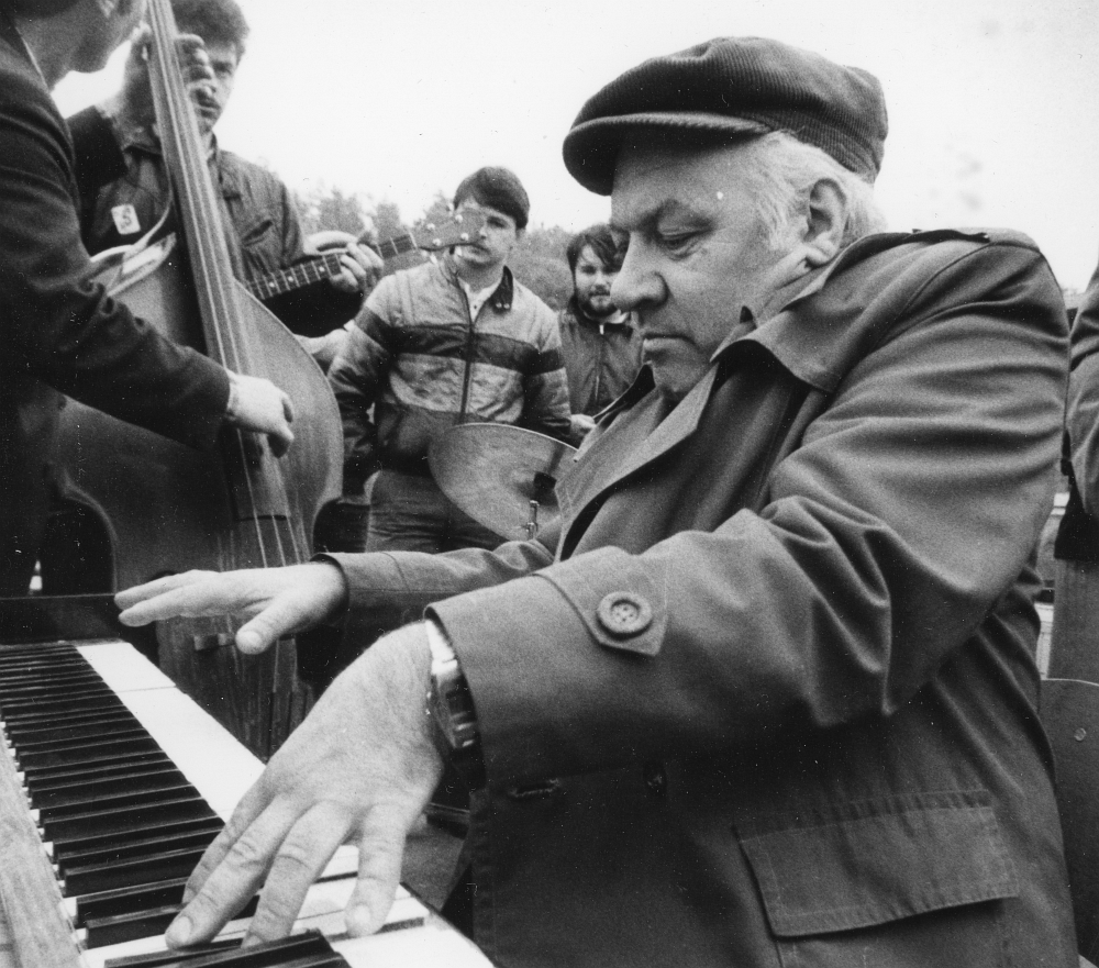 Владимир Фейертаг играет на пианино на джеме ходе Витебского фестиваля 1984 г. (Белоруссия)