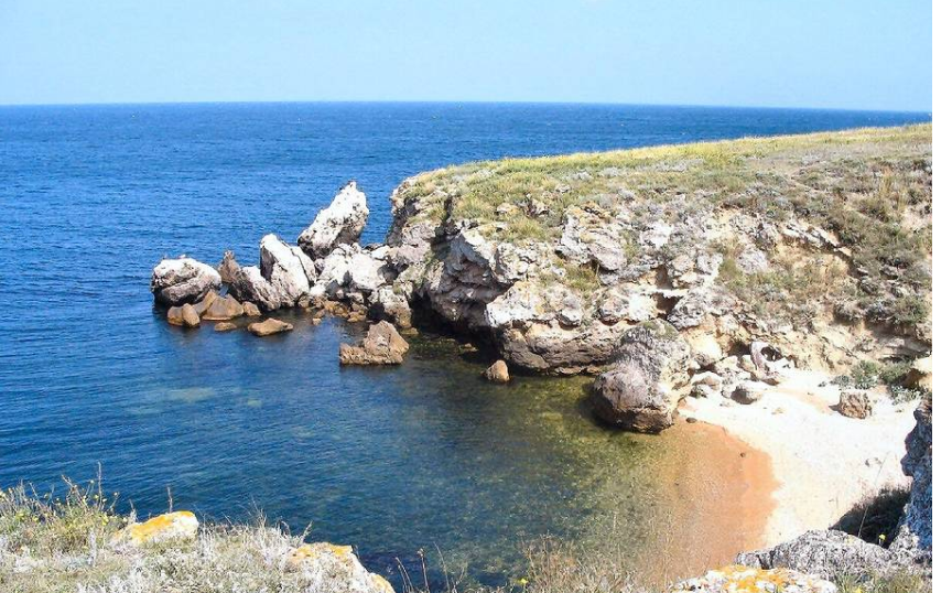 Берег каменных крокодилов их открытых источников