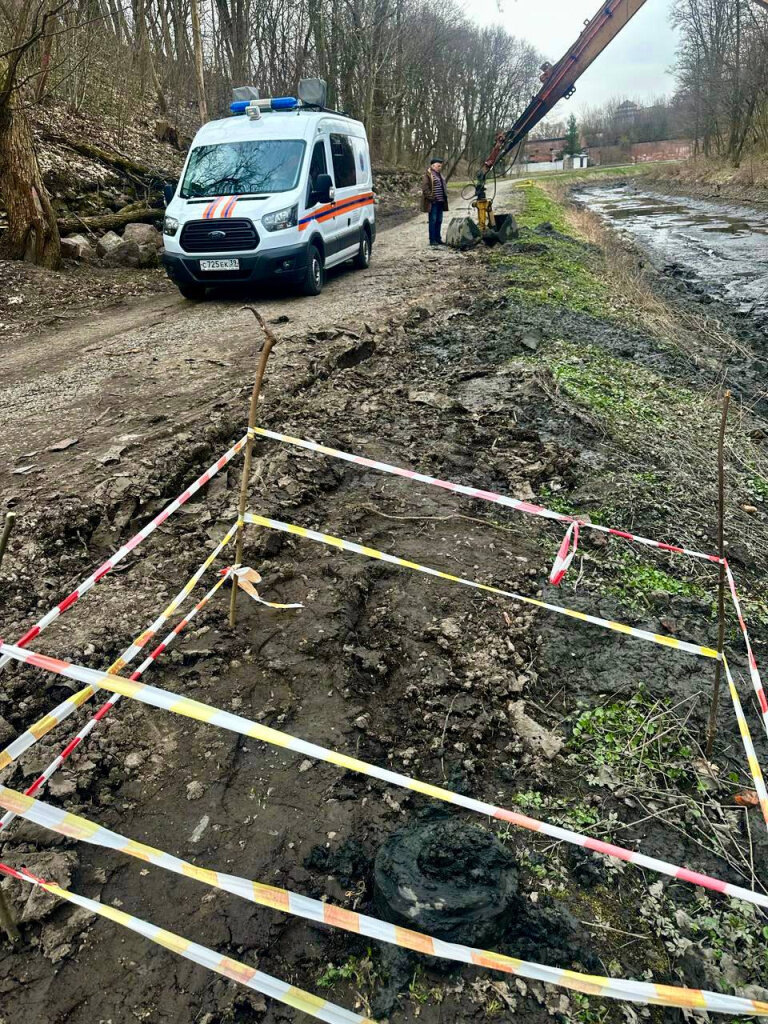 При расчистке русла Литовского ручья в Калининграде подрядчик обнаружил противопехотную мину. Об этом сообщили в четверг, 28 марта, в областном министерстве природных ресурсов и экологии.📷
