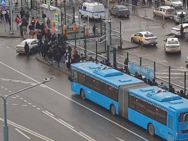 На днях по соцсетям разлетелось видео столпотворения, якобы снятое в многофункциональном миграционном центре «Сахарово».