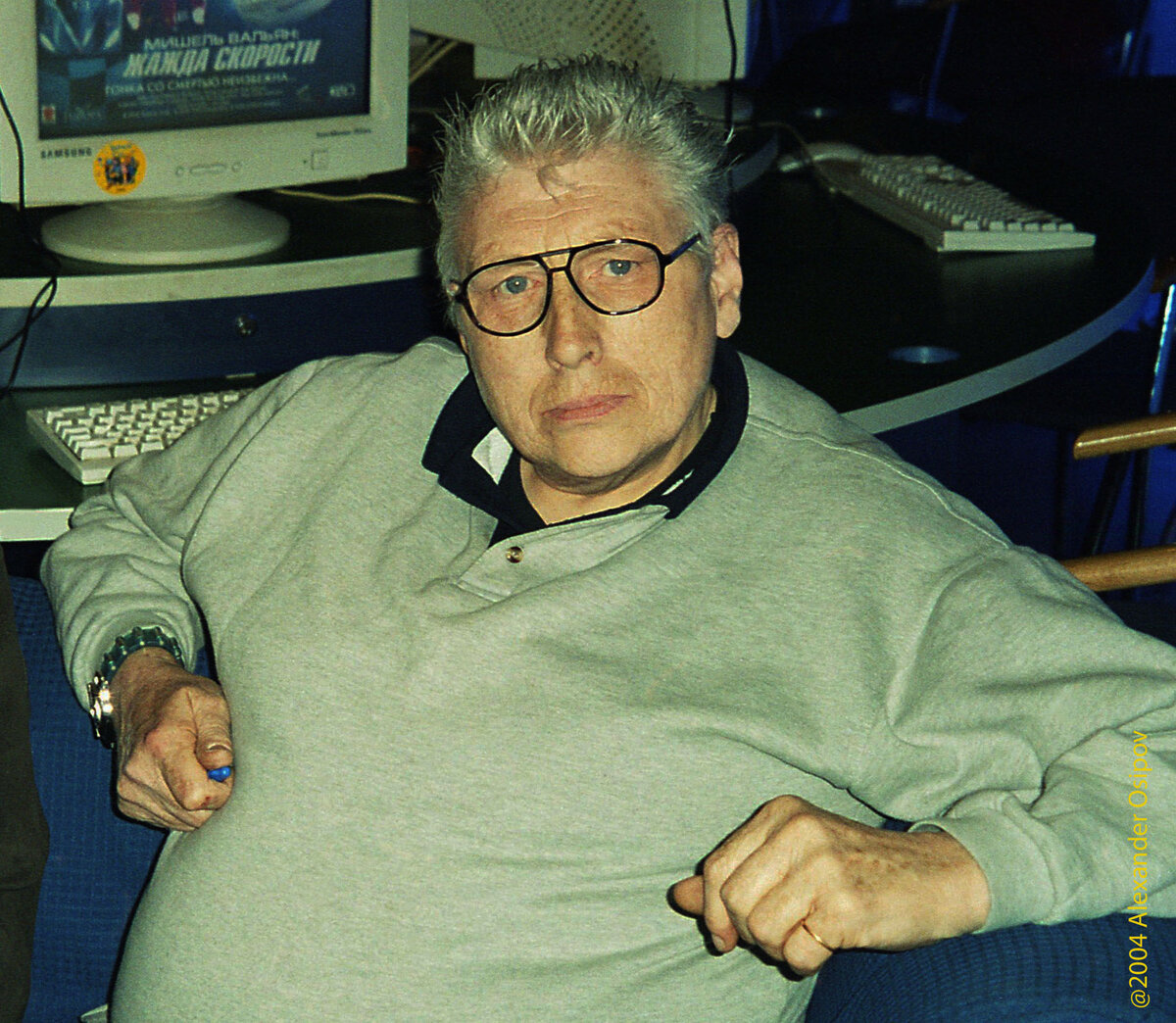 Крис Фарлоу на пресс-конференции в интернет-кафе магазина «Всесоюзный», 15 мая 2004 г.