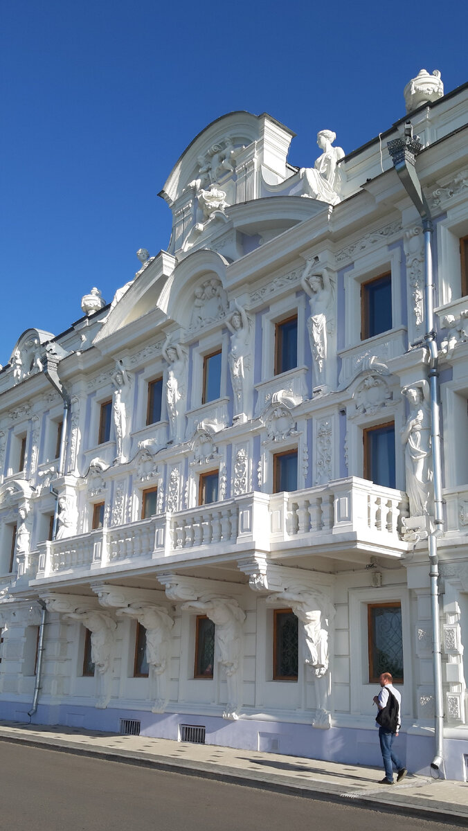 Усадьба С. М. Рукавишникова. Нижегородский архитектурный ансамбль.
Архитектурный ансамбль в историческом центре Нижнего Новгорода. Построена в период эклектики в 1875-1877 годах. Автором проекта здания является московский архитектор П. С. Бойцов. Усадебный комплекс, расположенный на Верхневолжской набережной, формирует речную панораму Нижнего Новгорода, закрепляя угол пересечения набережной и улицы Пискунова, играя важную градостроительную роль. Является одним из важнейших и известнейших архитектурных памятников города.