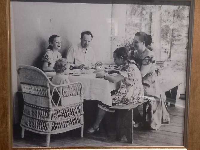 Семья Жуковых на даче. Николина гора. 1957 год. / Фото с выставки