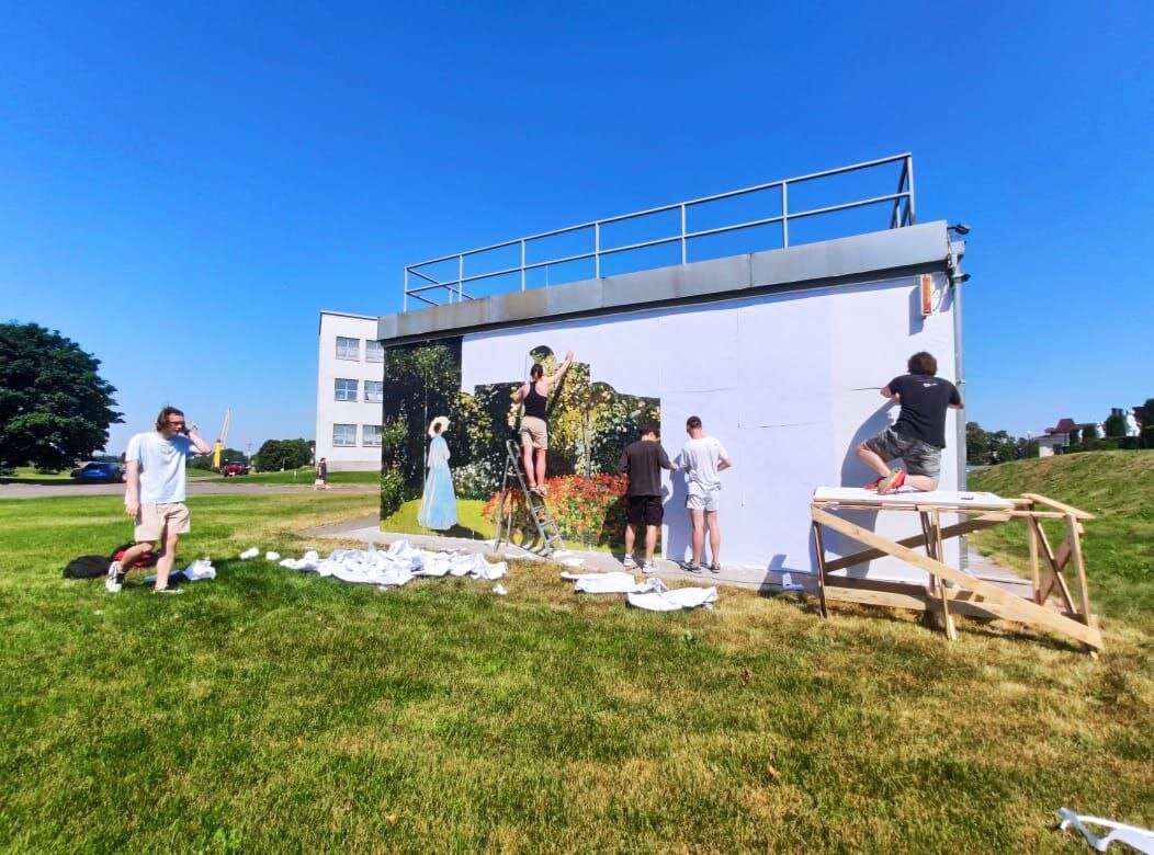 Монтаж изображения на стене по технологии urbanfresco.