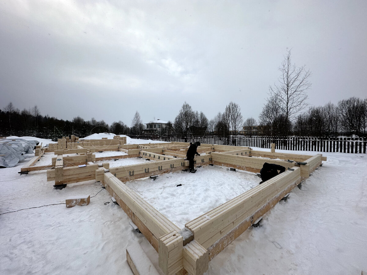 Несколько фотографий со строительной площадки, где ведутся начальные работы  по сборке домокомлекта из клеенного бруса | Nordville – строительство домов  из клееного бруса | Дзен