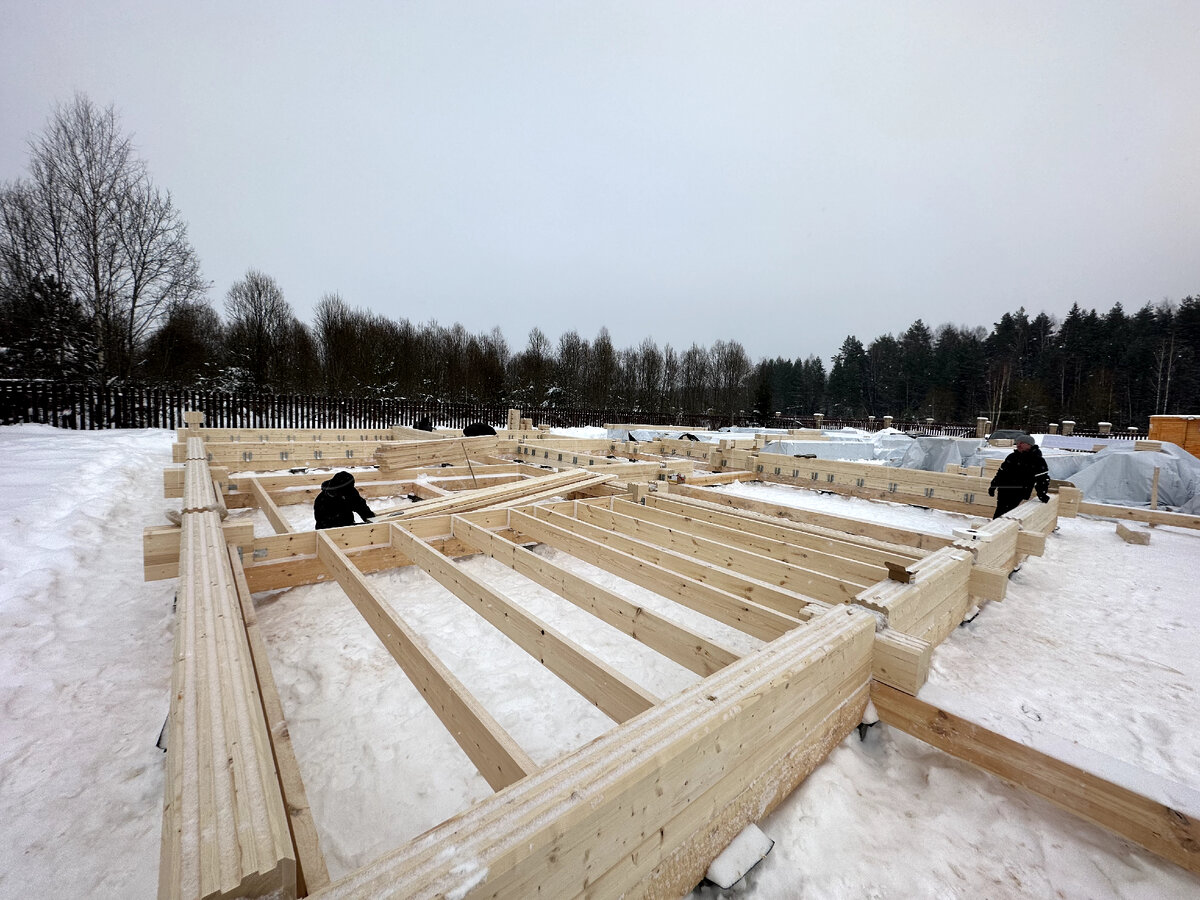 Несколько фотографий со строительной площадки, где ведутся начальные работы  по сборке домокомлекта из клеенного бруса | Nordville – строительство домов  из клееного бруса | Дзен