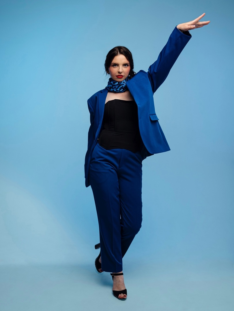 На фото Анна Волчугина в мужском костюме (проект SuperWoman Russia, 2023 гг.)