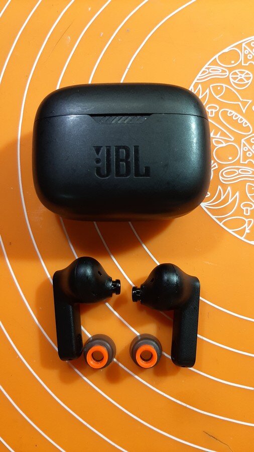 Внешний вид наушников JBL Tune 230NC TWS