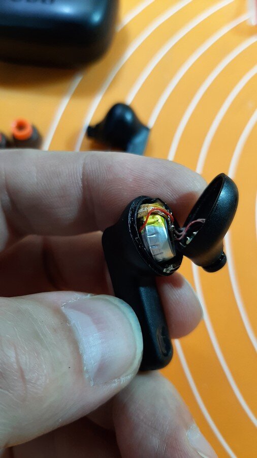 Вскрытый корпус JBL Tune 230NC TWS