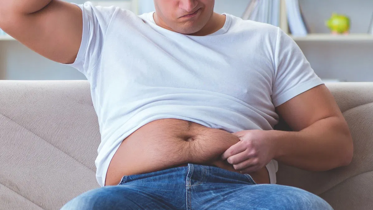 Многие мужчины, особенно если не принадлежат «к гончей» породе, после 40 лет начинают стремительно набирать вес, который особенно сильно концентрируется в области живота.