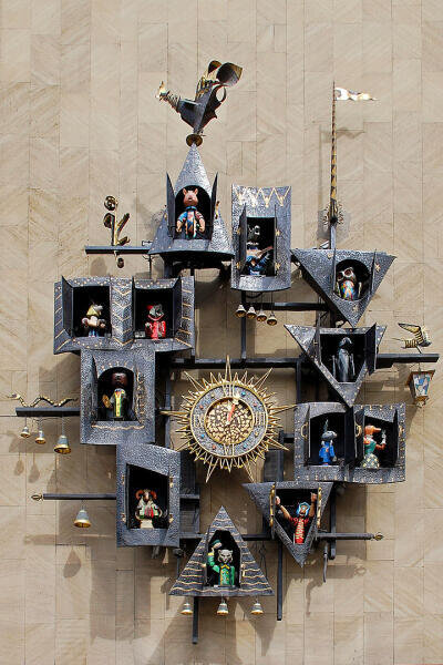    Знаменитые часы на стене театра Кукол в Москве Фото: Simm. Собственная работа, по лицензии CC BY-SA 3.0