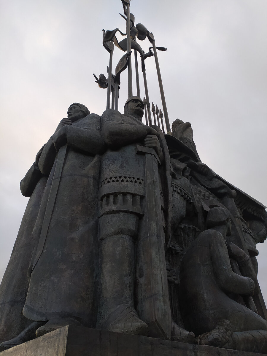 Монумент Ледовое побоище в Псковской области (ноябрь 2023) фото автора /листайте далее