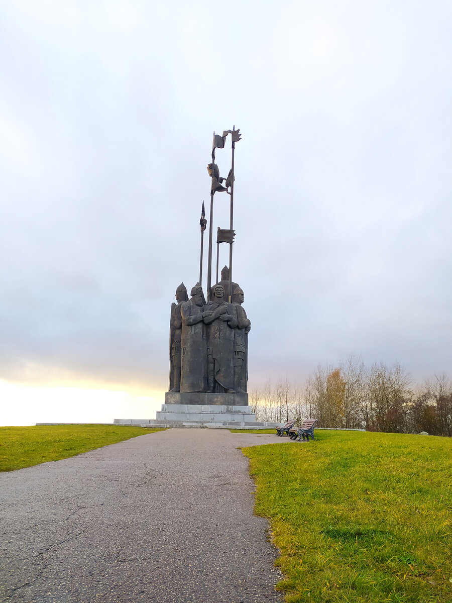 Монумент Ледовое побоище в Псковской области (ноябрь 2023) фото автора /листайте далее